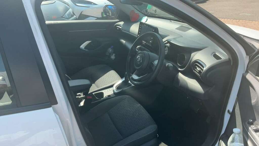 Toyota Yaris Cross 1.5 Hybrid Icon Cvt 2024 White #3