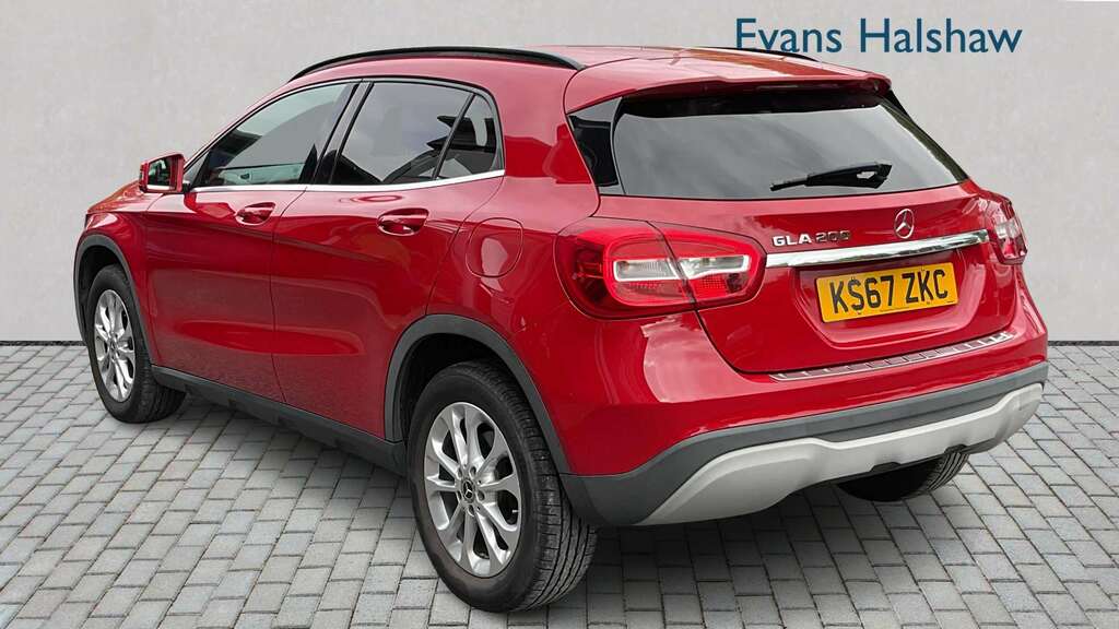 Mercedes-Benz GLA Class 200 Se 2017 Red #2