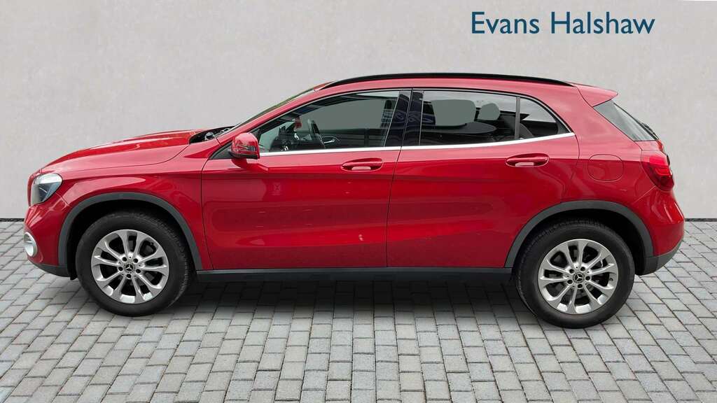 Mercedes-Benz GLA Class 200 Se 2017 Red #3