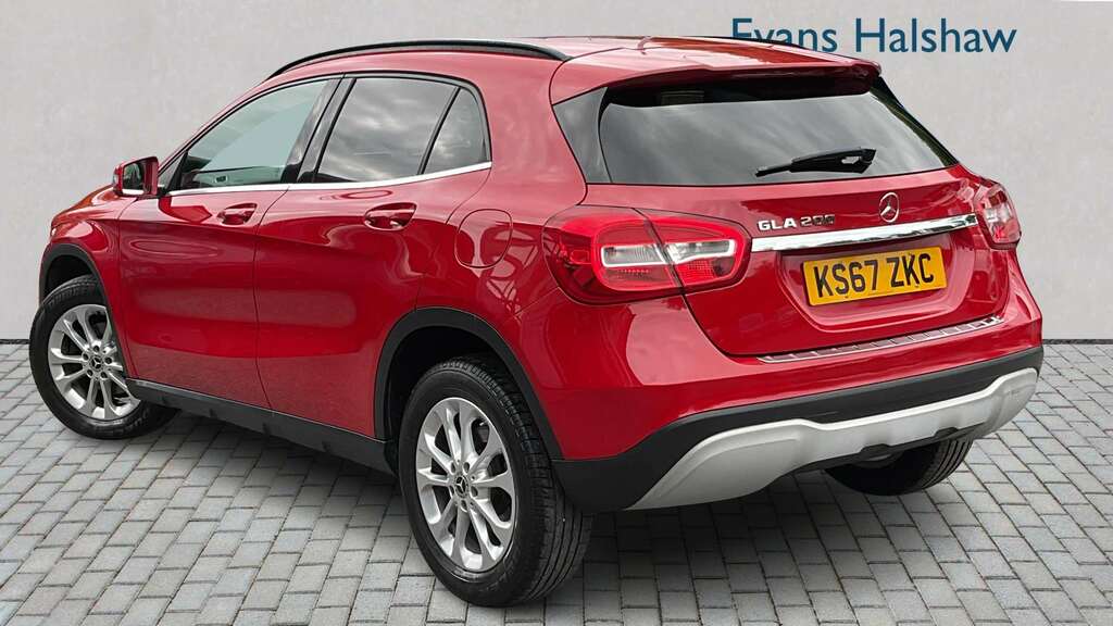 Mercedes-Benz GLA Class 200 Se 2017 Red #2