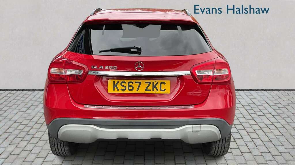 Mercedes-Benz GLA Class 200 Se 2017 Red #5