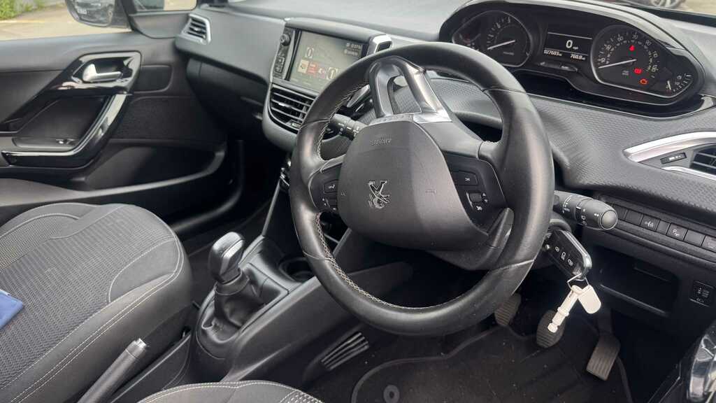 Peugeot 208 1.2 Puretech 82 Signature Start Stop Black #10