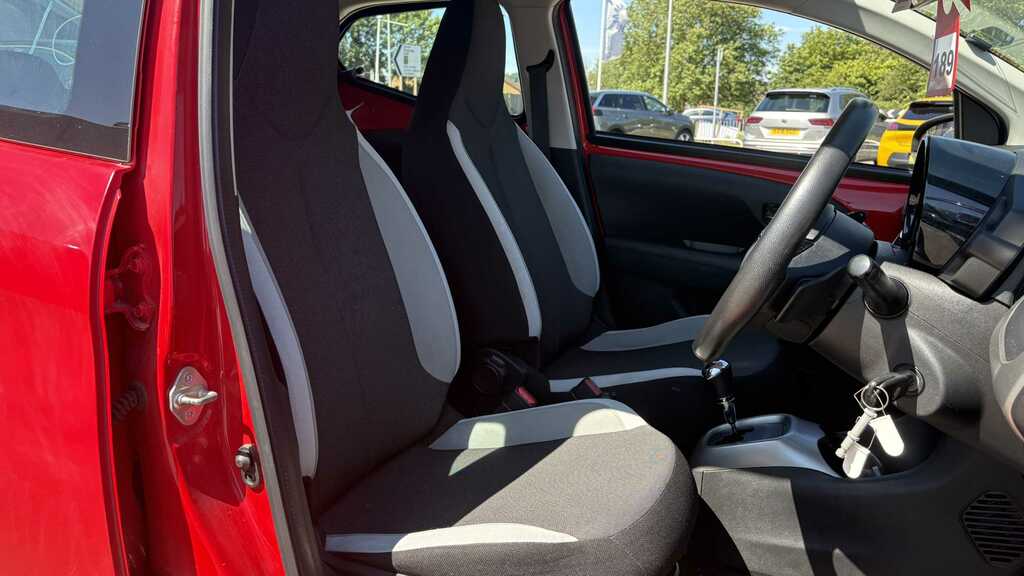 Toyota Aygo 1L X-play Red #9