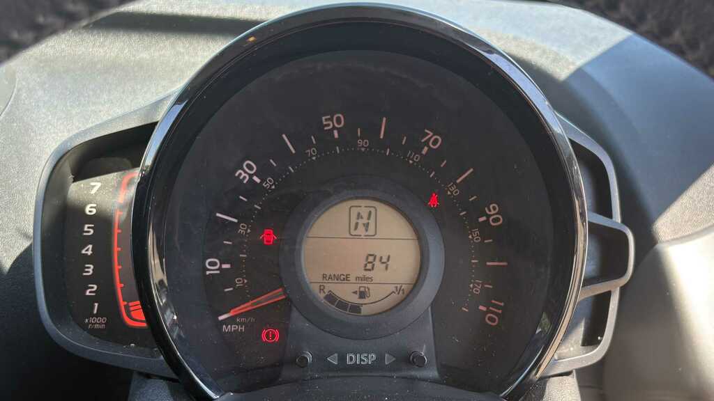 Toyota Aygo 1L X-play Red #12