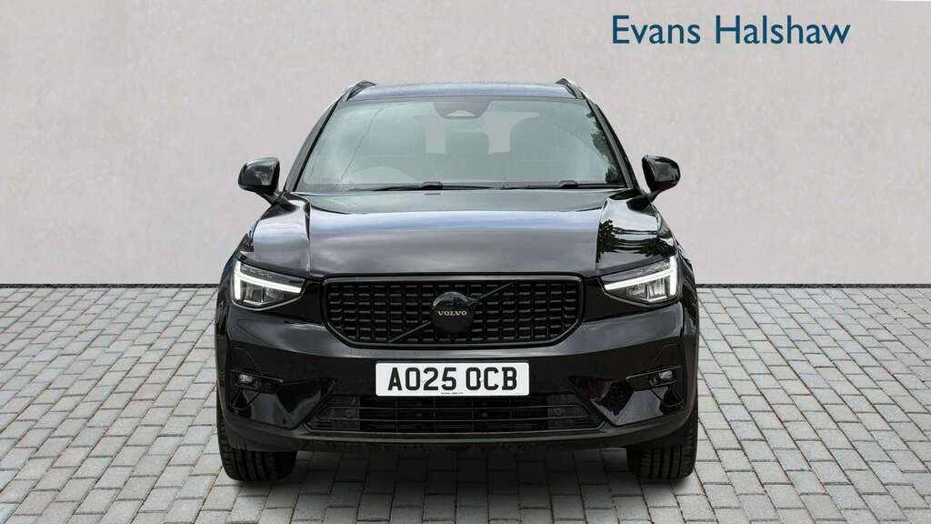 Volvo XC40 2.0 B4p Plus Black Edition 2025 Black #2