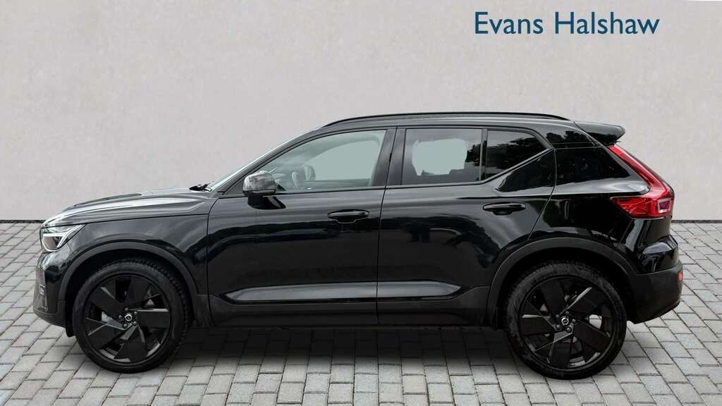 Volvo XC40 2.0 B4p Plus Black Edition 2025 Black #4