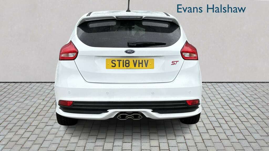 Ford Focus 2.0 Tdci 185 St-3 Navigation 2018 White #2