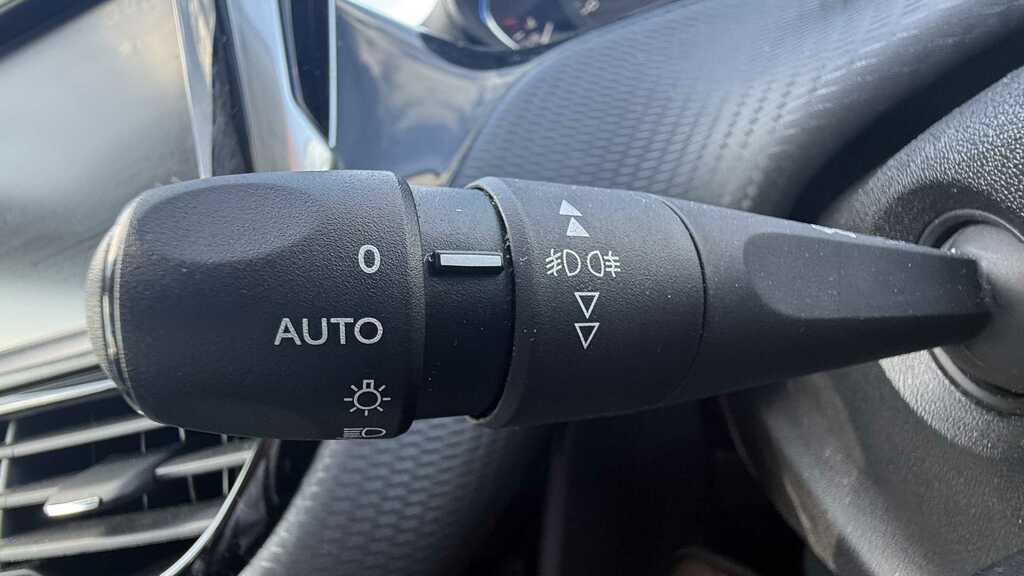 Peugeot 2008 1.2 Puretech Allure Eat Euro 6 Ss Red #10