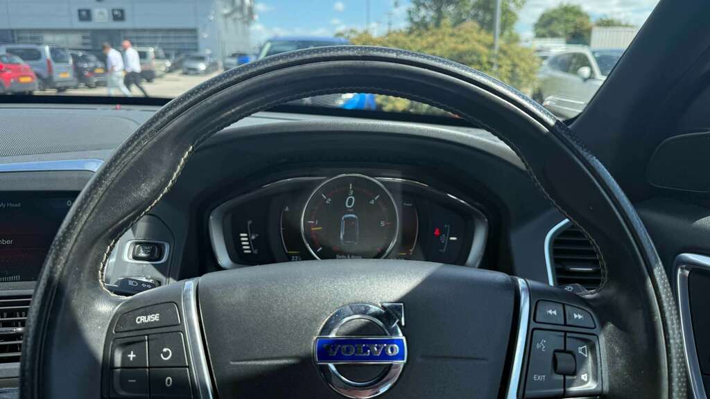 Volvo XC60 Volvo Estate D5 220 Se Lux Nav Awd White #14