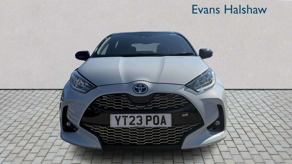 Toyota Yaris 1.5 Hybrid Gr Sport Cvt 2023 Grey #2