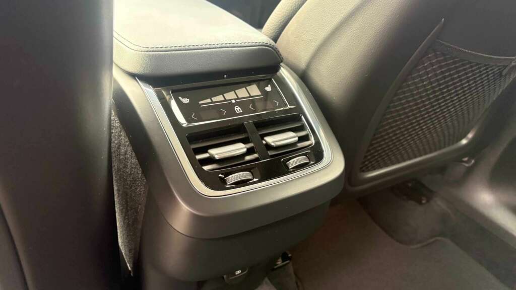 Volvo XC60 2.0H T8 Recharge 18.8Kwh Ultimate Dark Plug-in Awd YR73GAX Blue #17