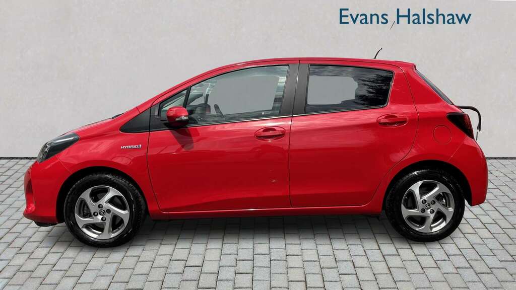 Toyota Yaris 1.5 Hybrid Icon Cvt 2016 FX66NJF Red #3