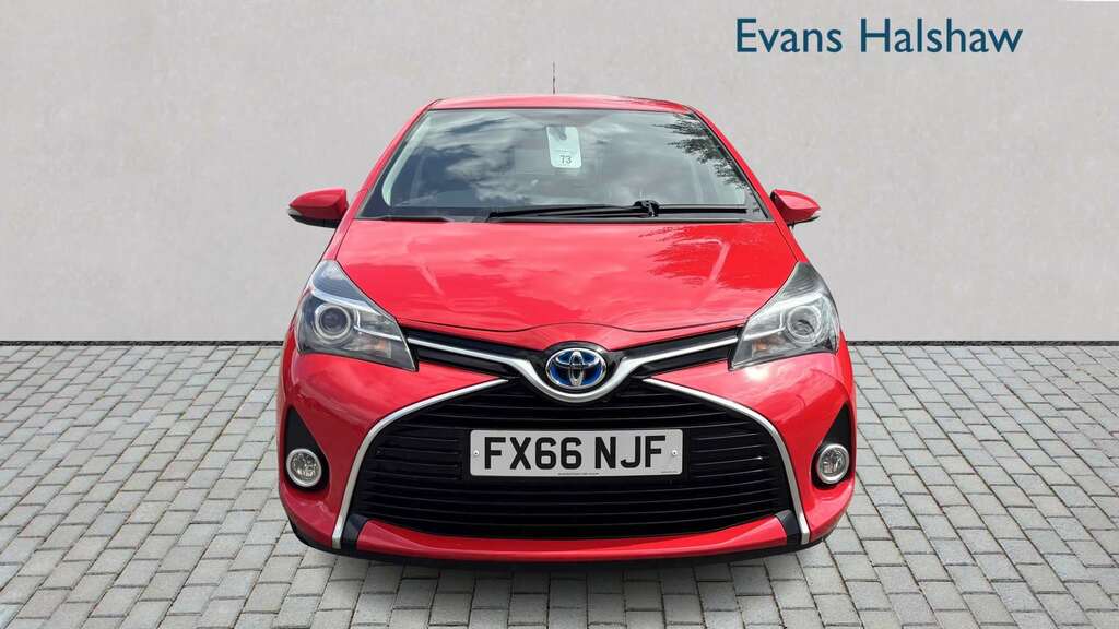 Toyota Yaris 1.5 Hybrid Icon Cvt 2016 FX66NJF Red #4