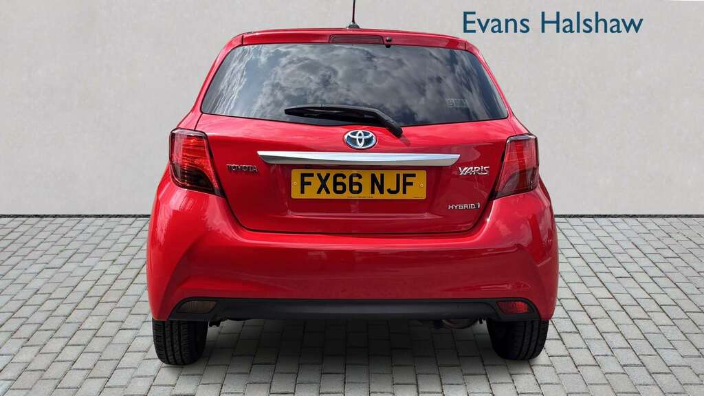 Toyota Yaris 1.5 Hybrid Icon Cvt 2016 FX66NJF Red #5