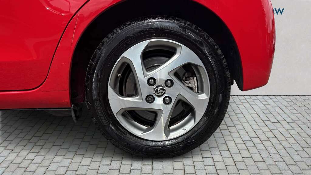 Toyota Yaris 1.5 Hybrid Icon Cvt 2016 FX66NJF Red #6
