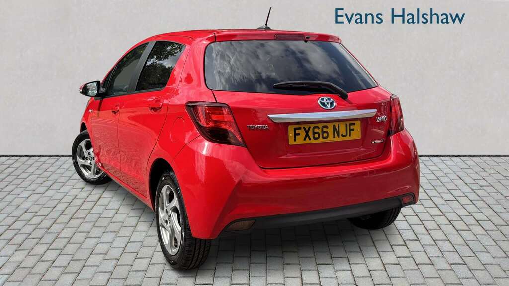 Toyota Yaris 1.5 Hybrid Icon Cvt 2016 FX66NJF Red #2
