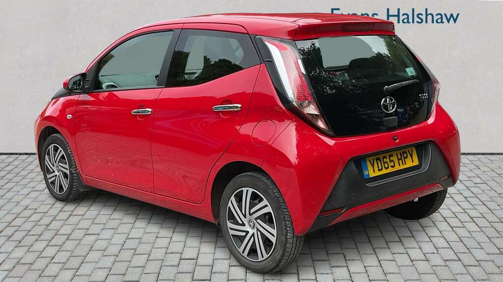 Toyota Aygo 1.0 Vvt-i X-play 2015 Red #2