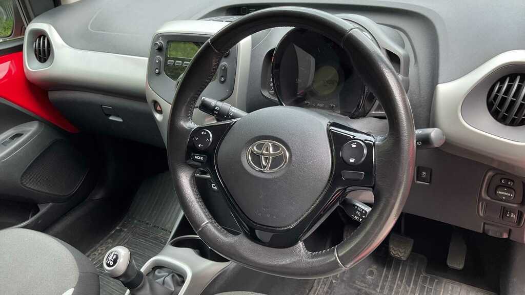 Toyota Aygo 1.0 Vvt-i X-play 2015 Red #6
