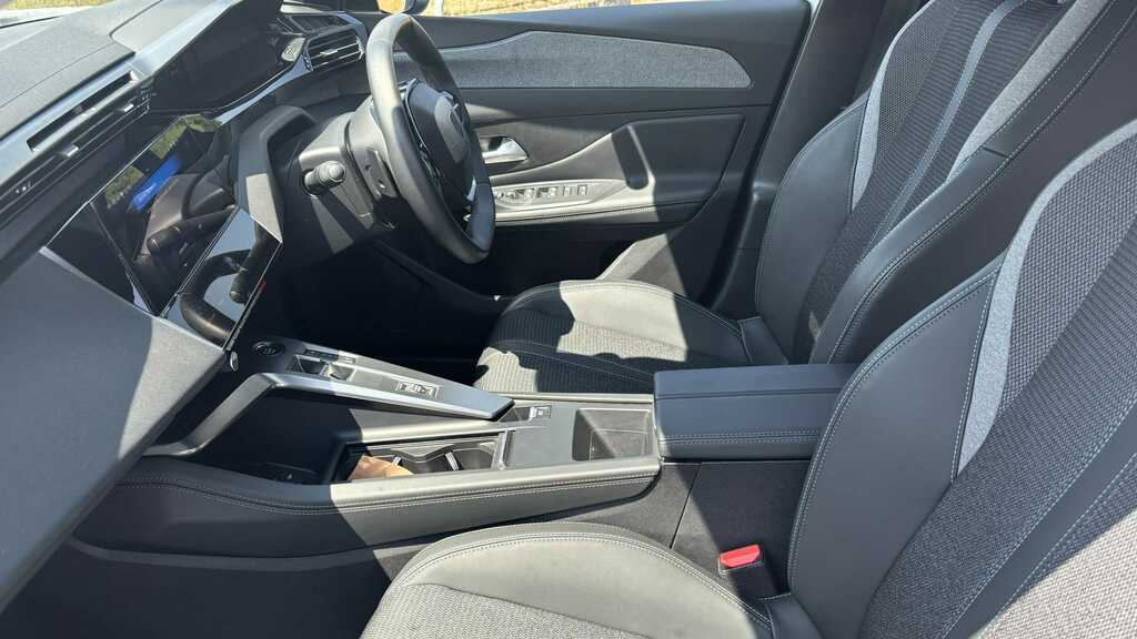 Peugeot 308 1.6 Plug-in Hybrid Allure E-eat8 2024 White #4