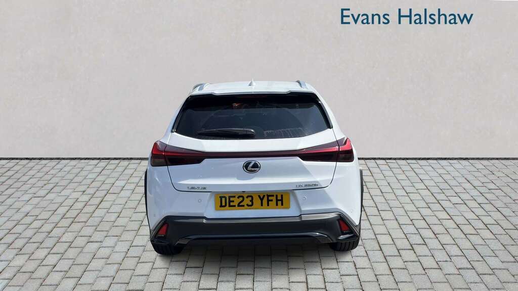 Lexus UX 250H 2.0 F-sport Design Cvt 2023 White #4