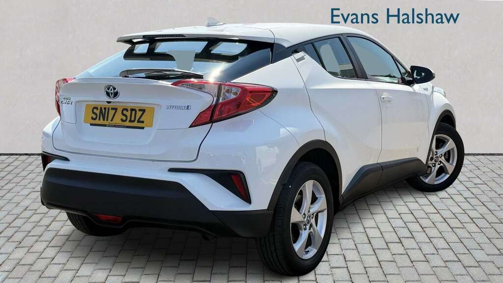 Toyota C-Hr 1.8 Hybrid Icon Cvt Leathernav 2017 White #3
