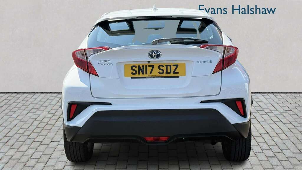 Toyota C-Hr 1.8 Hybrid Icon Cvt Leathernav 2017 White #4