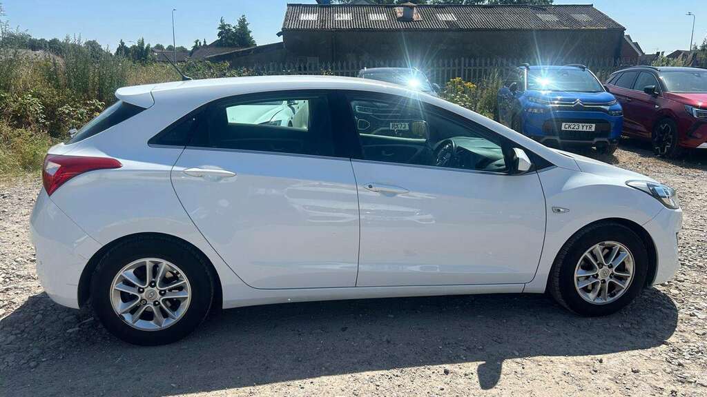 Hyundai I30 1.6 Crdi Blue Drive Se 2016 White #3