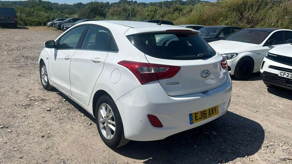 Hyundai I30 1.6 Crdi Blue Drive Se 2016 White #2