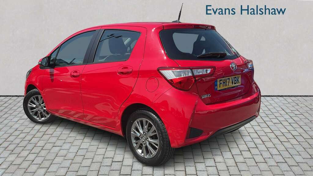 Toyota Yaris 1.5 Vvt-i Icon 2017 Red #2