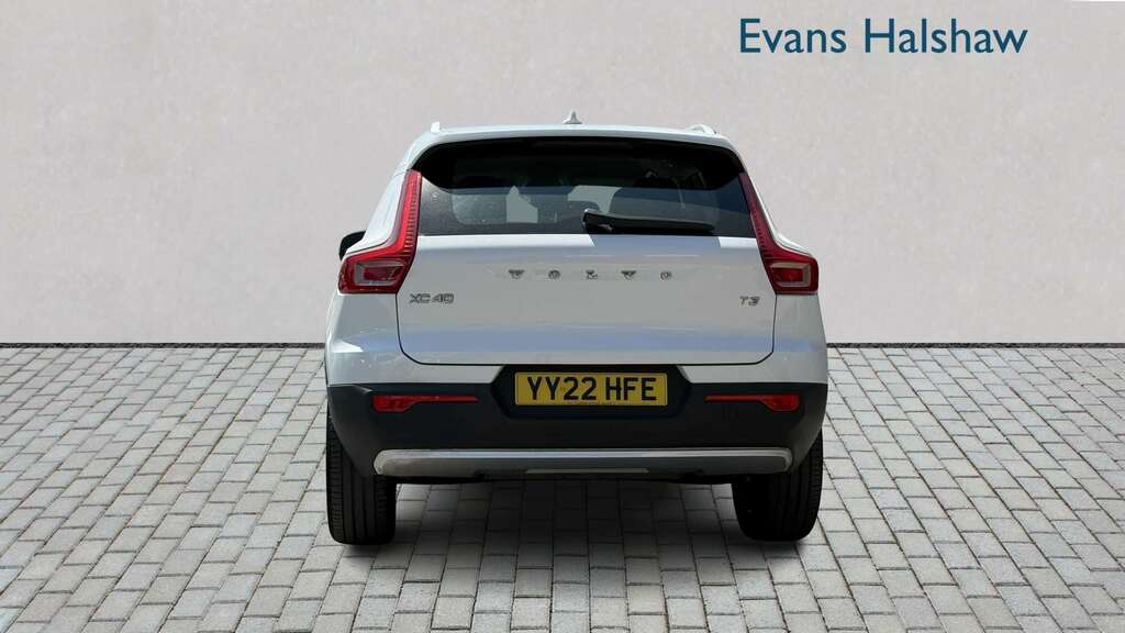 Volvo XC40 1.5 T3 163 Momentum Geartronic 2022 White #5