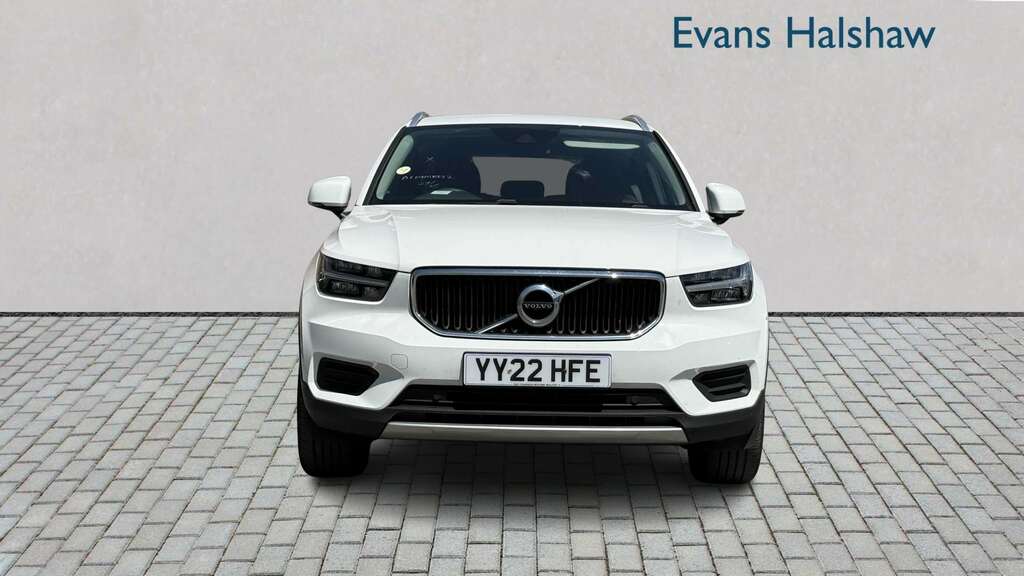 Volvo XC40 1.5 T3 163 Momentum Geartronic 2022 White #4