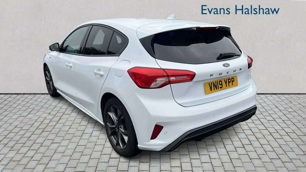 Ford Focus 1.5 Ecoboost 150 St-line 2019 VN19YPP White #2