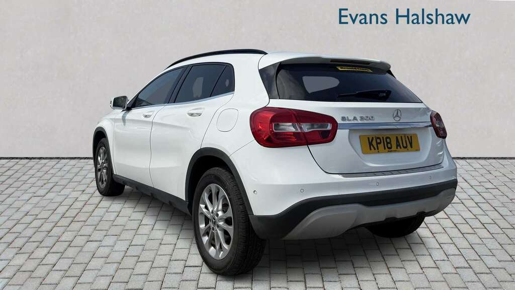 Mercedes-Benz GLA Class 200 Se Executive 2018 KP18AUV White #4