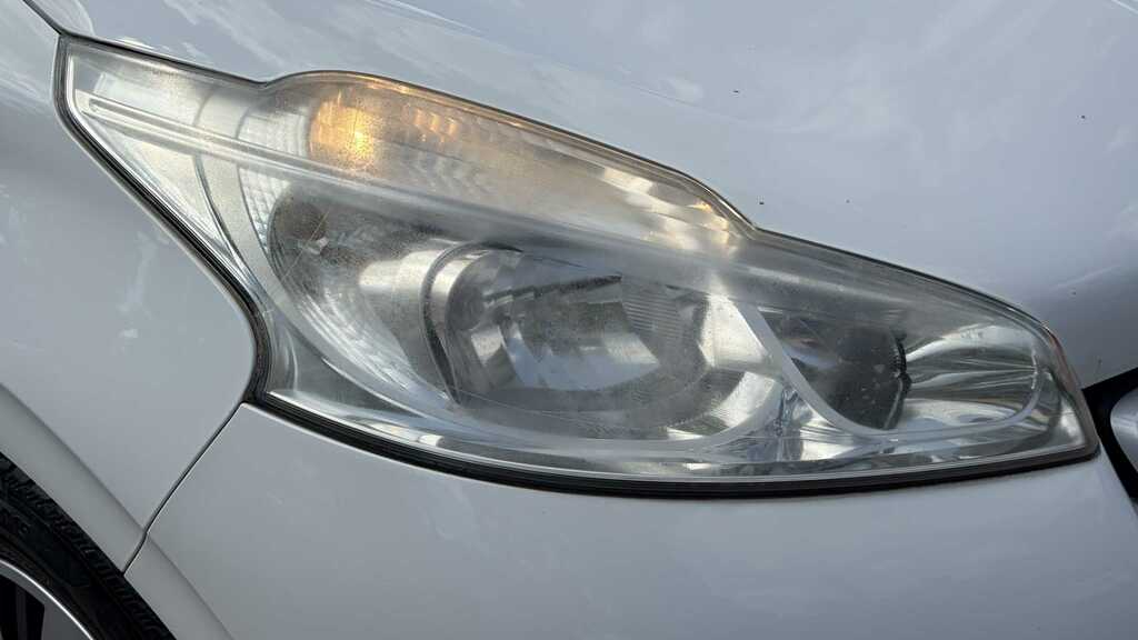 Peugeot 208 Hatchback White #27