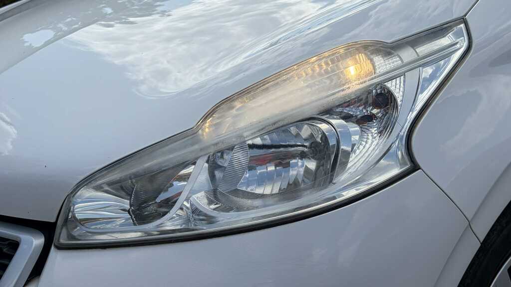 Peugeot 208 Hatchback White #26
