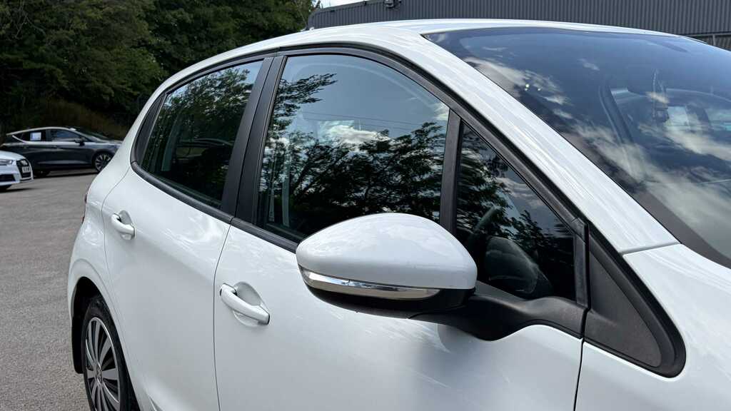 Peugeot 208 Hatchback White #24