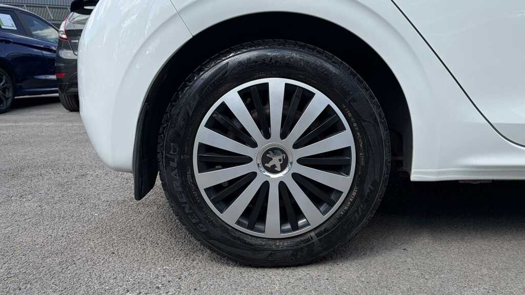 Peugeot 208 Hatchback White #9