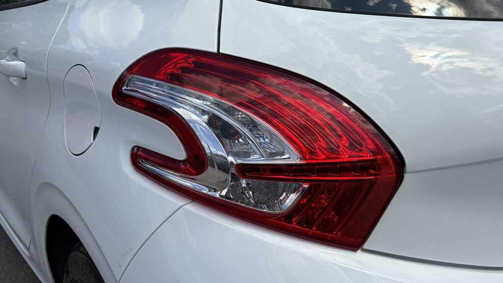 Peugeot 208 Hatchback White #29