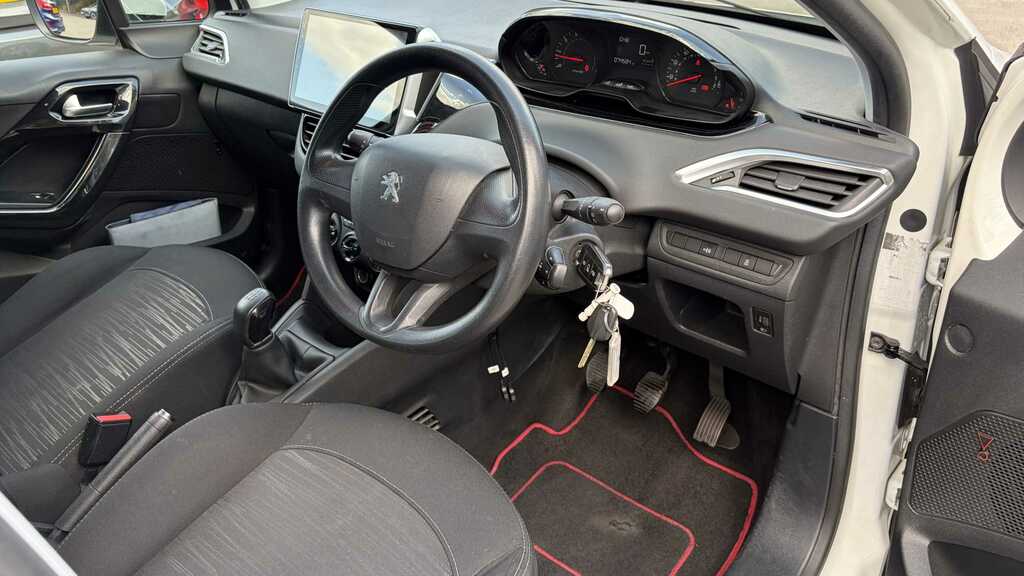 Peugeot 208 Hatchback White #12