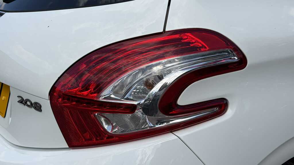 Peugeot 208 Hatchback White #28