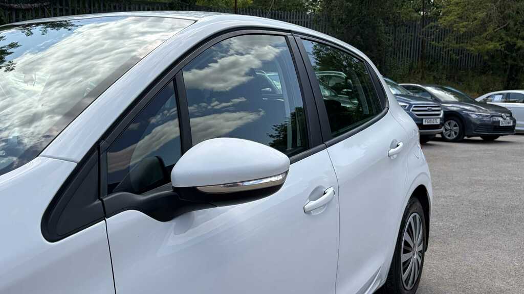 Peugeot 208 Hatchback White #25