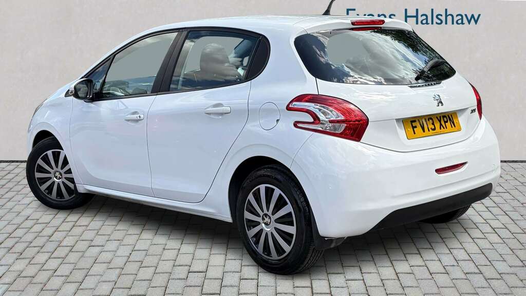 Peugeot 208 1.2 Vti Access 2013 White #2