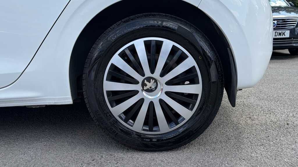 Peugeot 208 Hatchback White #8