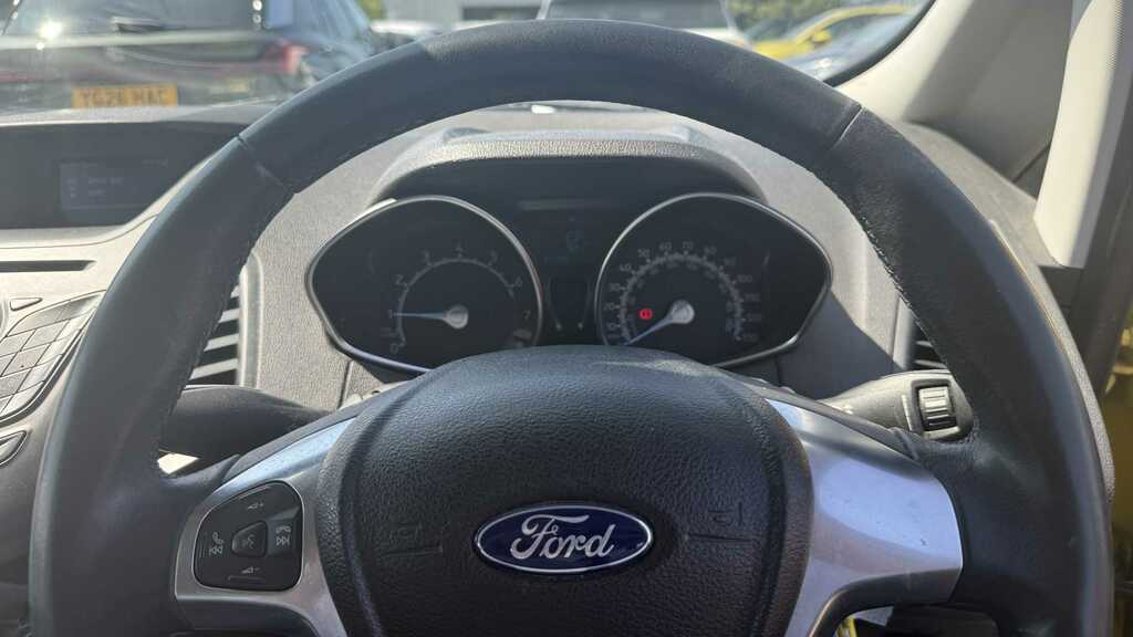 Ford Ecosport White #12