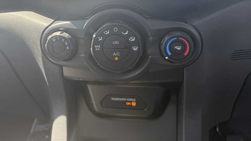 Ford Ecosport White #15