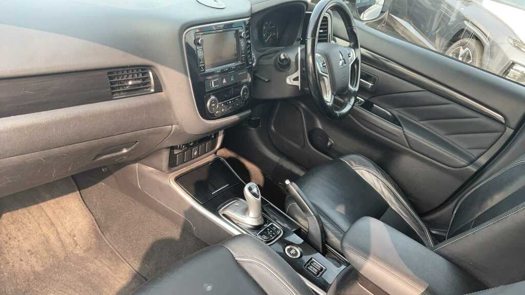 Mitsubishi Outlander Di-d Gx 4 White #13