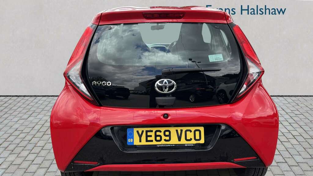 Toyota Aygo 1.0 Vvt-i X-play X-shift 2019 Red #2