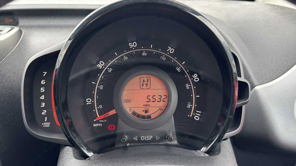Toyota Aygo 1.0 Vvt-i X-play X-shift 2019 Red #4