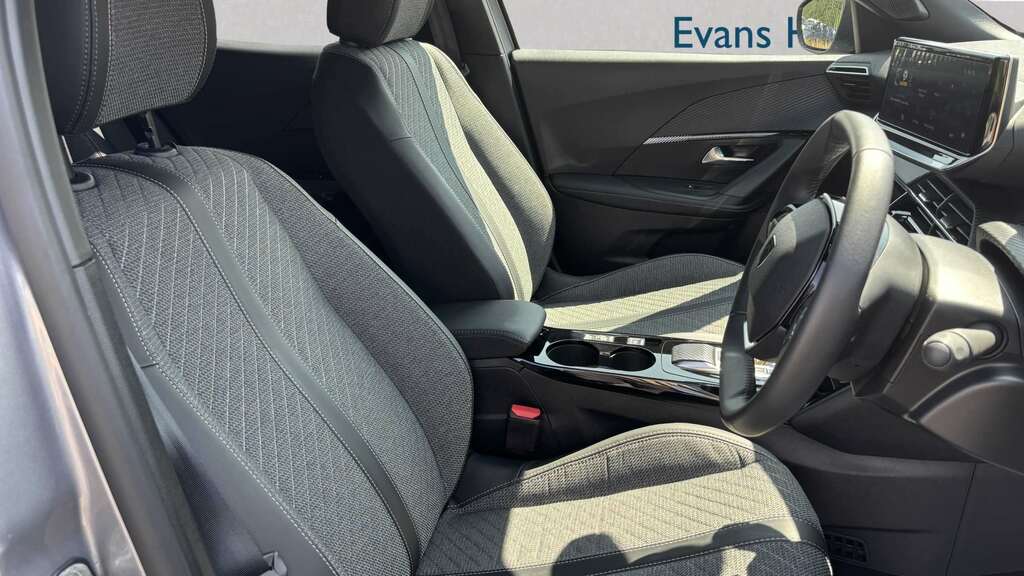 Peugeot e-2008 100Kw Allure 50Kwh 2025 Grey #3