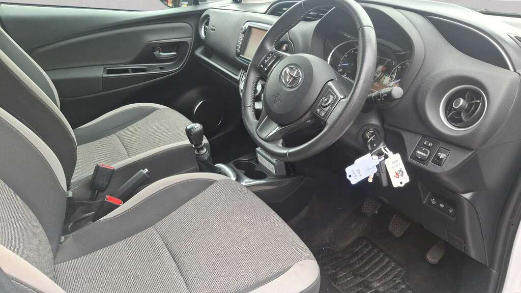 Toyota Yaris Excel White #6